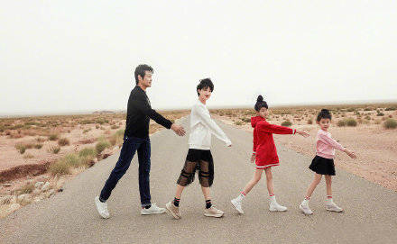 陆毅鲍蕾贝儿 b9f287c983344f71886a1a18f598c763.jpeg