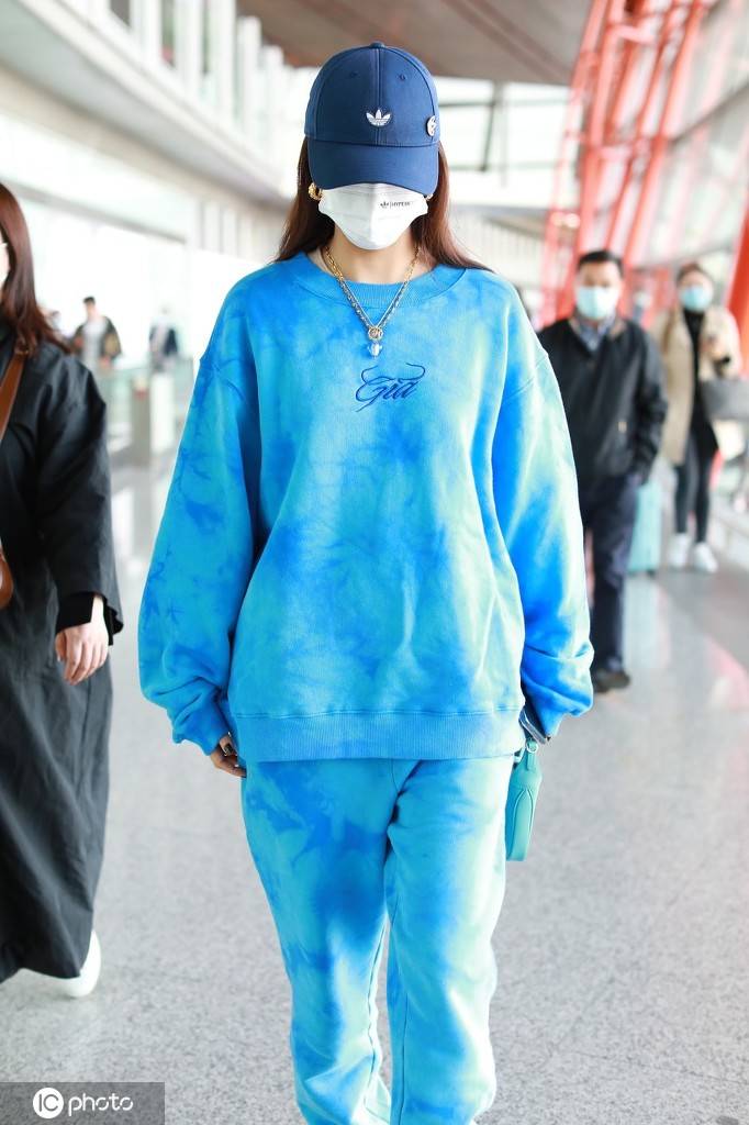 宋妍霏一袭湖蓝色卫衣,保暖又元气