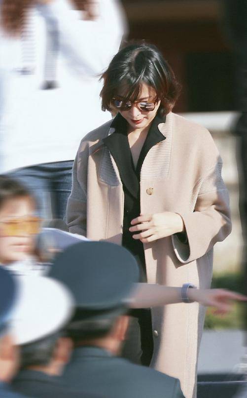 董卿奔|董卿奔五年纪也时髦，呢大衣叠搭黑色西装，干练有范，气质无敌了