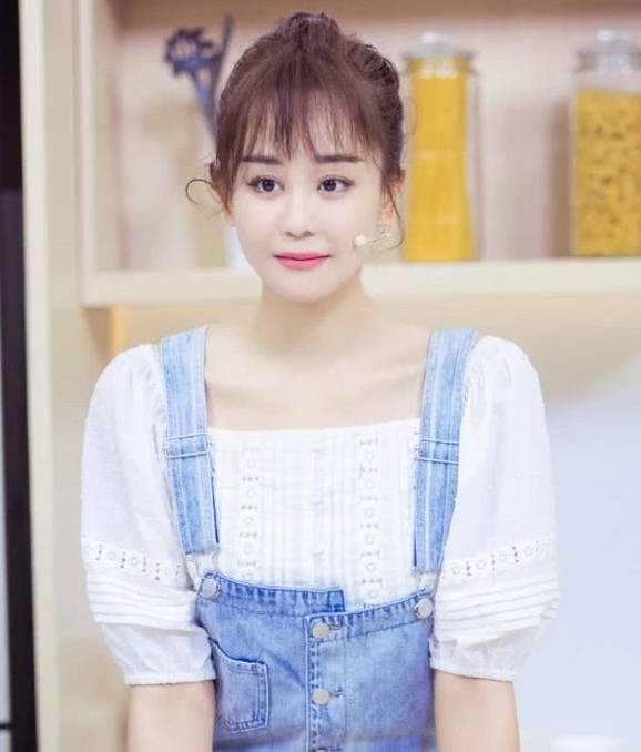 上衣|海陆越来越美了,白色上衣配背带裤美成初恋,看完连我都爱上了