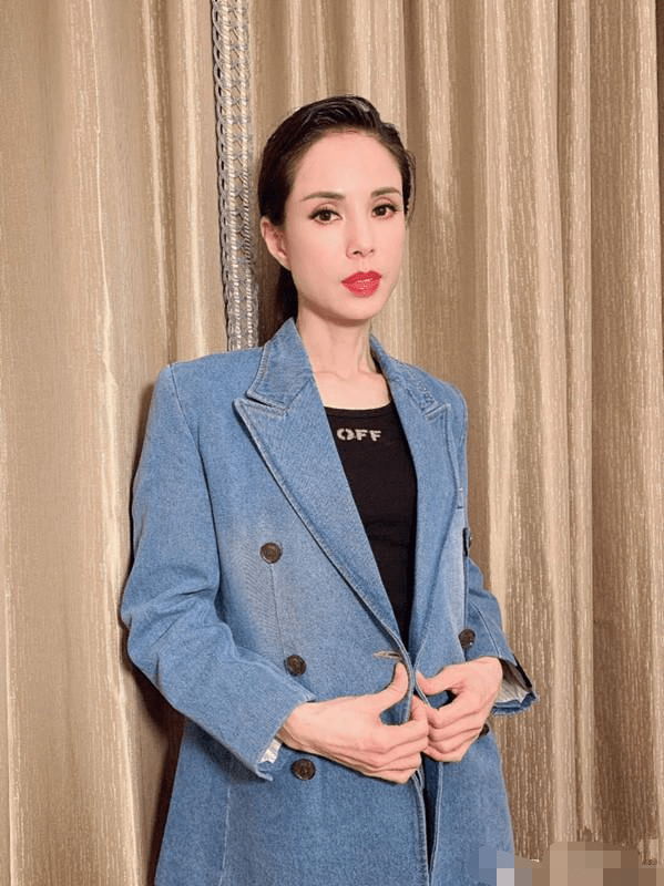 郑爽|郑爽近照神似赵雅芝李若彤，实际年龄差30岁，被嘲像画了老年妆