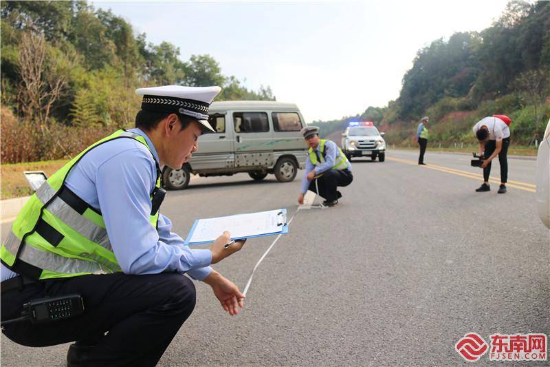 民警勘查事故现场 朱炳辉 摄