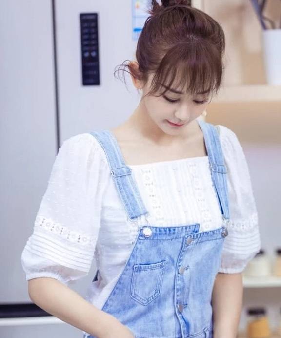 上衣|海陆越来越美了,白色上衣配背带裤美成初恋,看完连我都爱上了