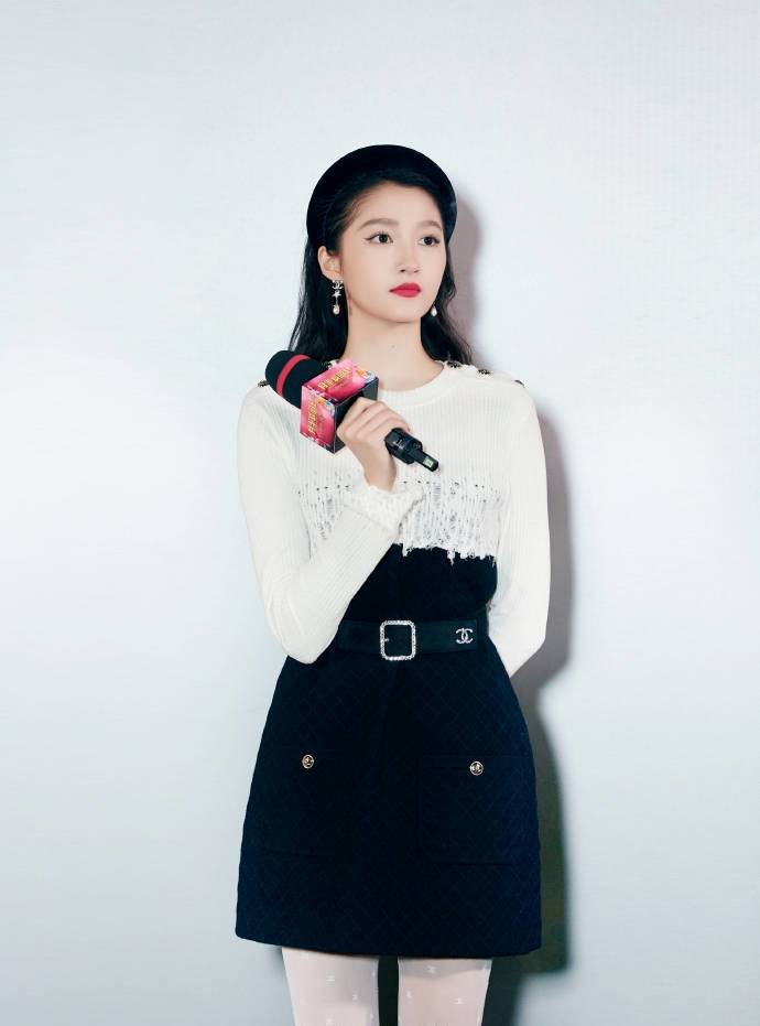 近日,关晓彤身穿chanel 2020秋冬系列羊毛连衣裙出席电影《月半