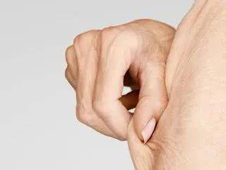 手术|杨幂关晓彤杠上了？撞衫尴尬就算了，还被网友喷做了直腿手术…