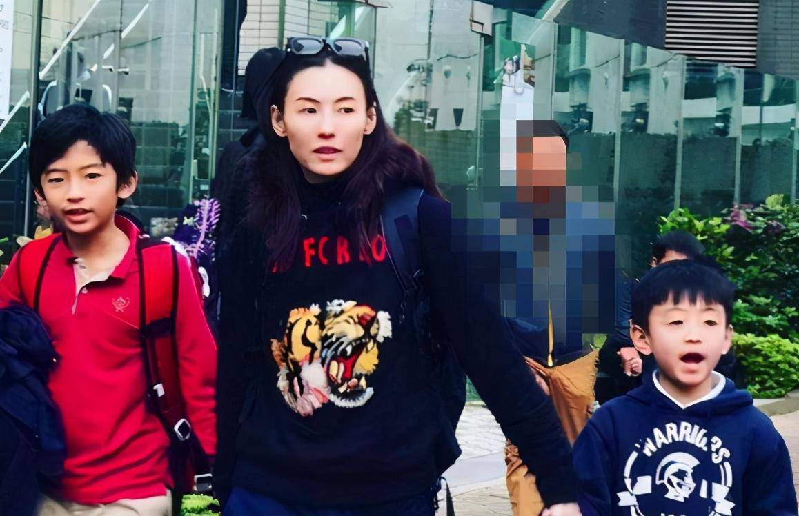 张柏芝脚踝受伤自言是儿子送的“礼物”，三子