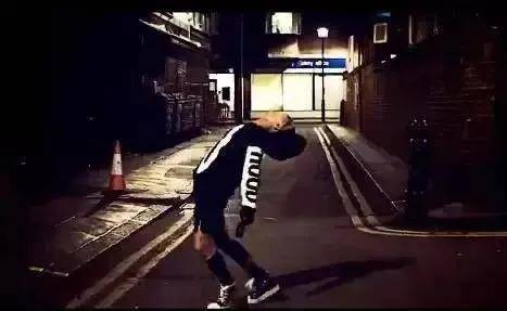 侵权|厚颜无耻！卡戴珊、权志龙追捧的潮牌「严重侵权」国内摄影师！