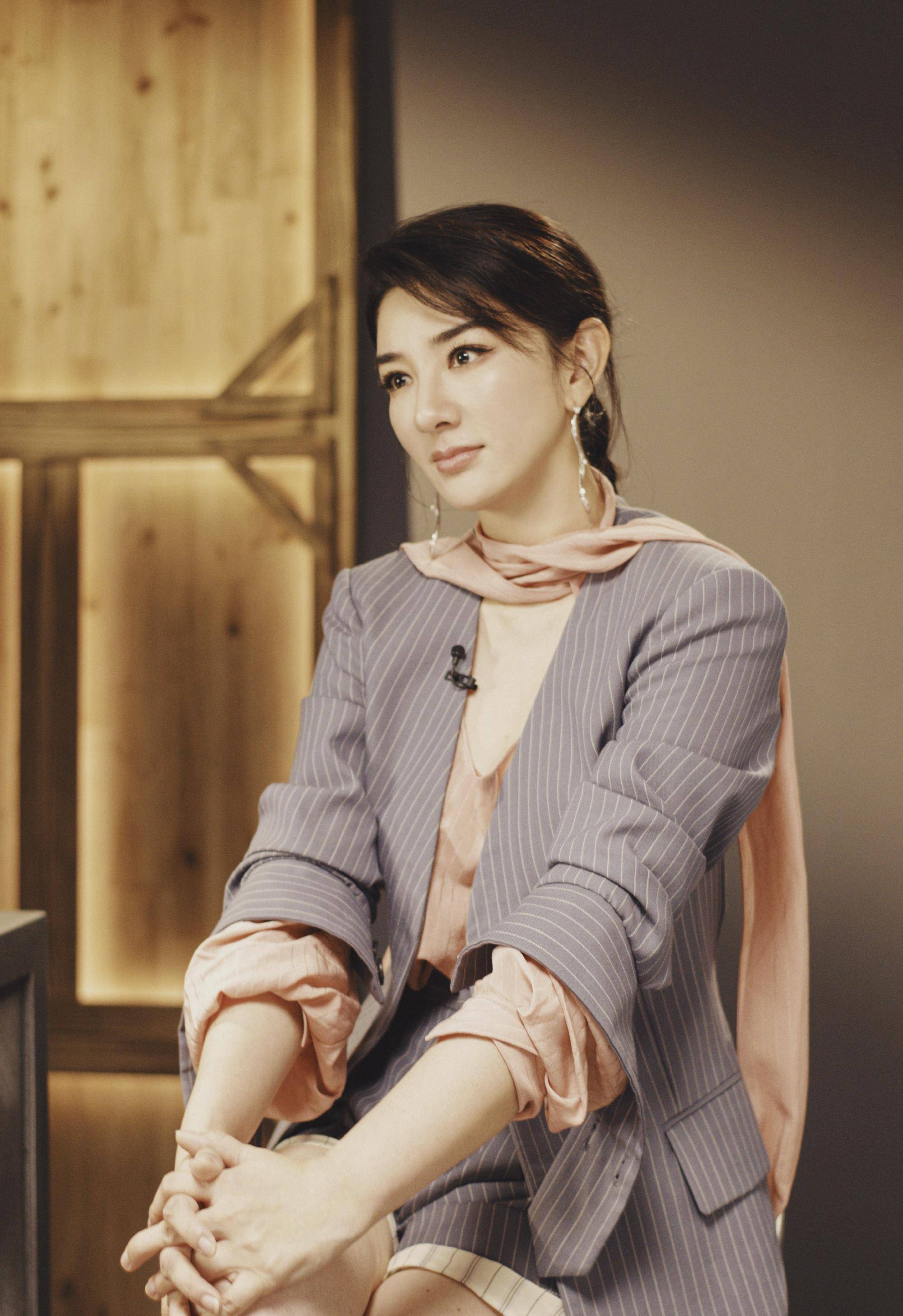 走出失败婚姻,黄奕上《演员请就位》,条纹西装粉色打底清新减龄