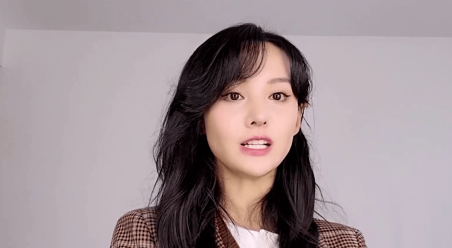 郑爽|郑爽近照神似赵雅芝李若彤，实际年龄差30岁，被嘲像画了老年妆