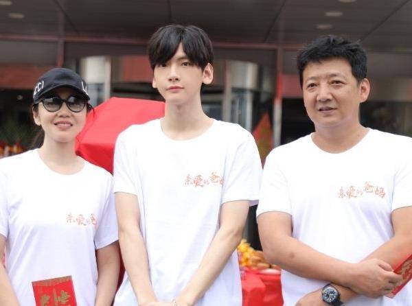 r1se翟潇闻又被爆料,私下联系站姐不说,而且还经常说脏话_手机搜狐网