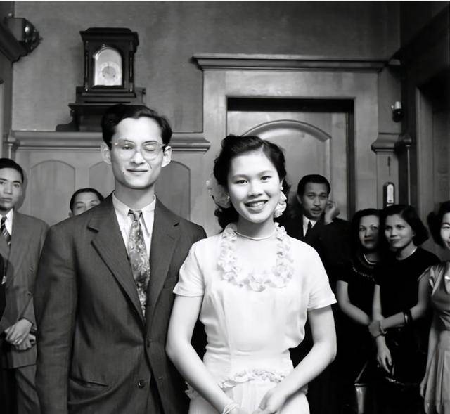 婆婆|诗妮娜赤脚为婆婆祈福，白衣配条纹裙端庄典雅，婆婆年轻时才惊艳