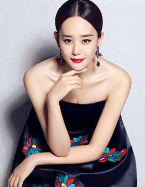 上衣|海陆越来越美了,白色上衣配背带裤美成初恋,看完连我都爱上了