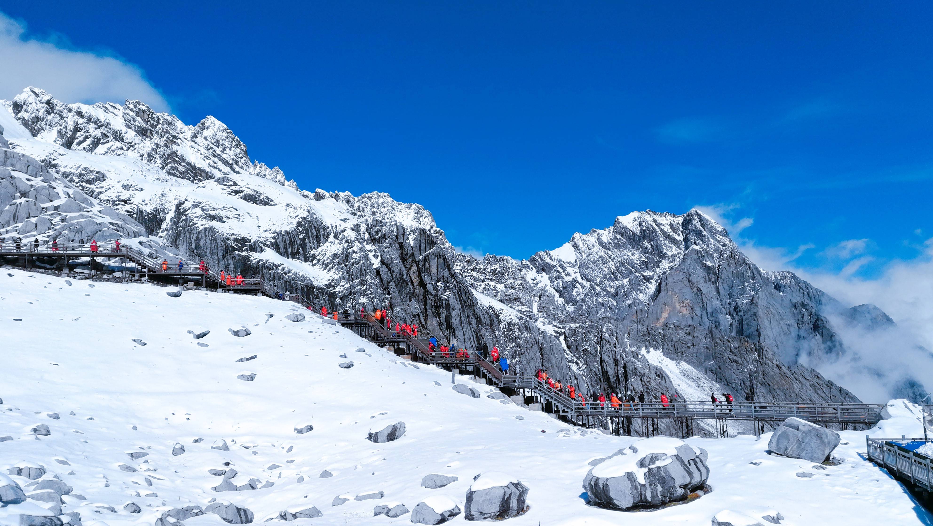 银装素裹云海缥缈宛如仙境玉龙雪山迎来至美时刻