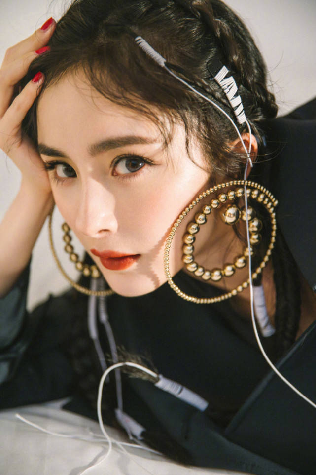 杨幂|又被精修骗了？杨幂出席活动戴巨型耳饰酷飒减龄，生图曝光侧脸很虐沧桑显老