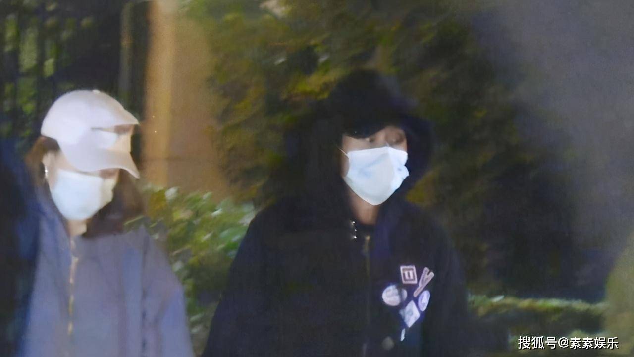 张一山深夜再次牵手陌生女子同回豪宅，十指相