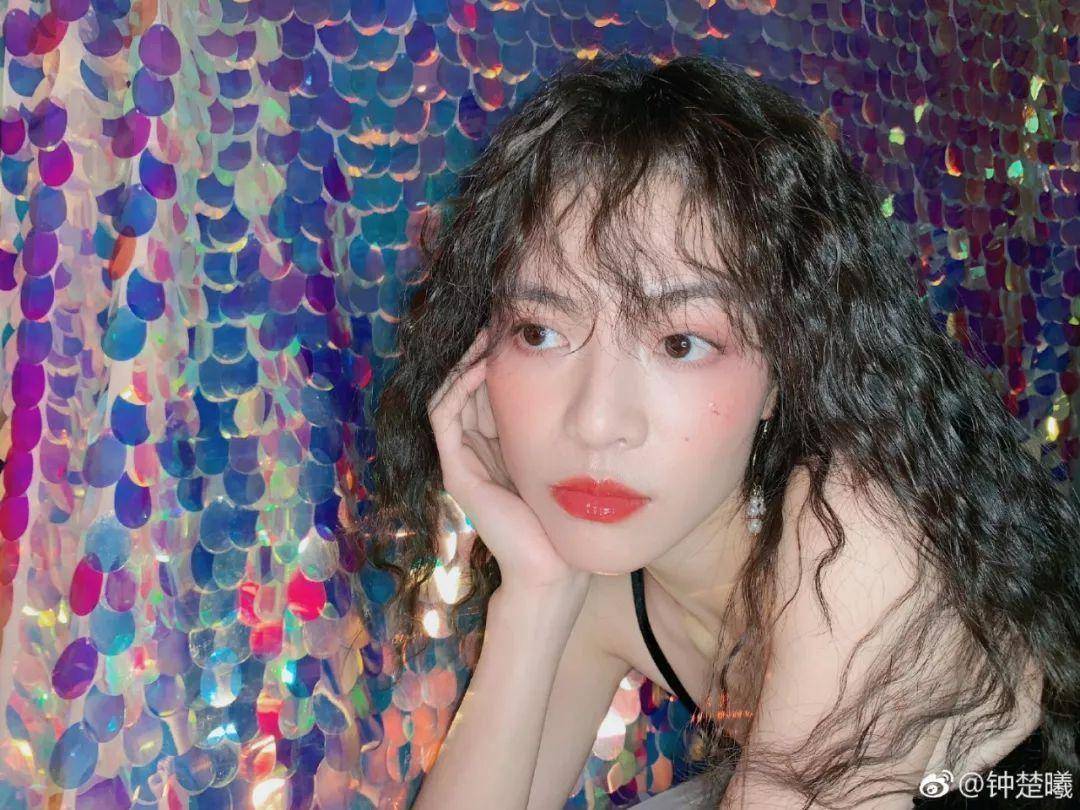 头发|拯救秃头少女的卷发，不仅看起来发量多，重点还显脸小！