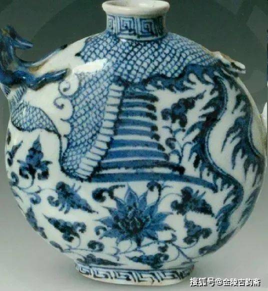 多数元青花的底部不施釉,即砂底或称糙底, 圈足内常见沾砂现象,大罐