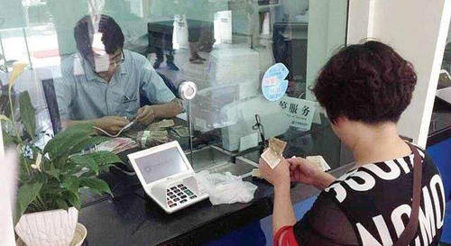 老百姓|10月居民存款大幅下滑，为什么老百姓不存钱了？原来竟是这样！