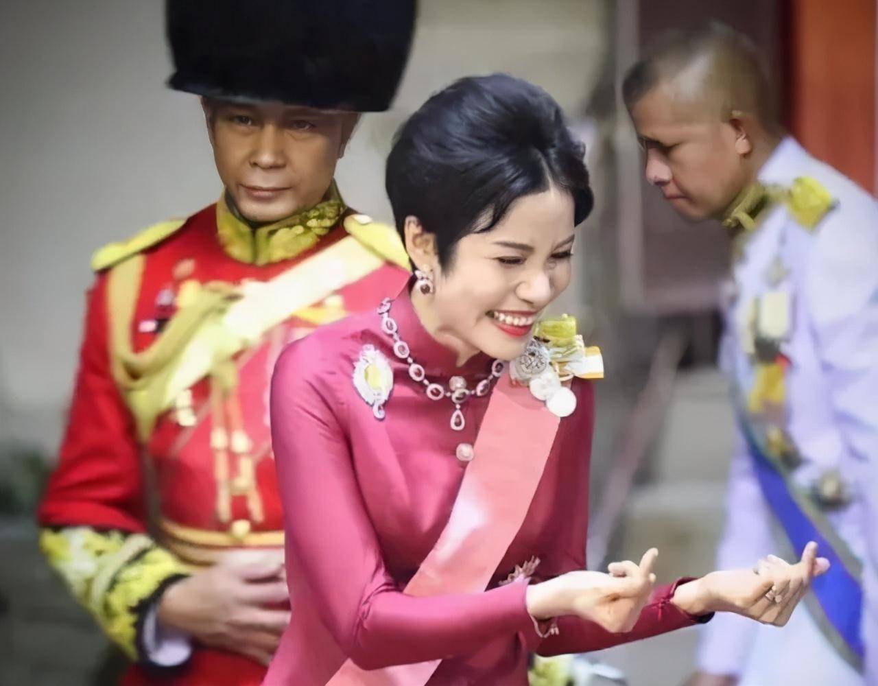 泰甄嬛|“泰甄嬛”复宠变化大，穿传统服装身姿婀娜，奢华珠宝曝光新靠山