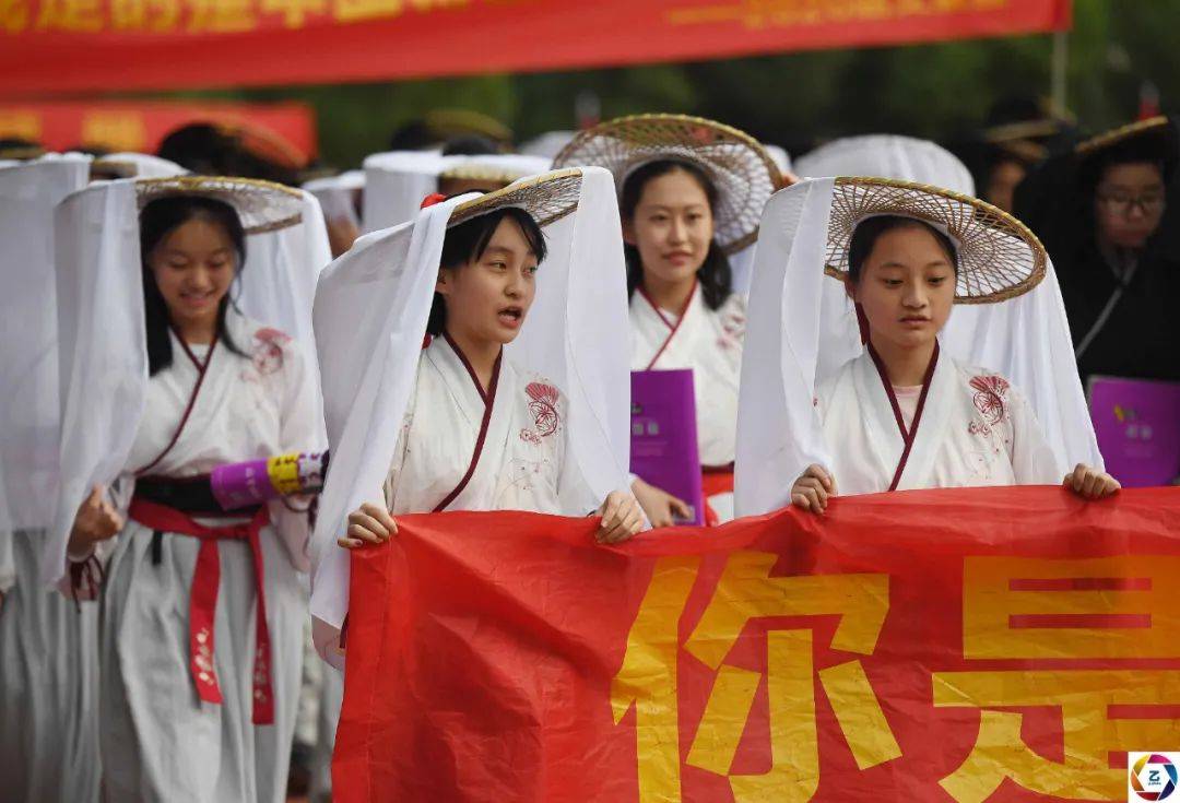 入场式|学不好去当外卖小哥？运动会入场式学生穿“奇装异服”，笑声不断