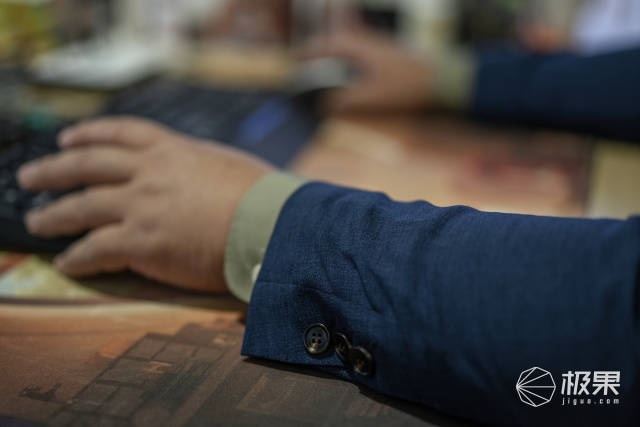 西装|AI智能定制，弹力十足巨能装，专治各种“身材不服”