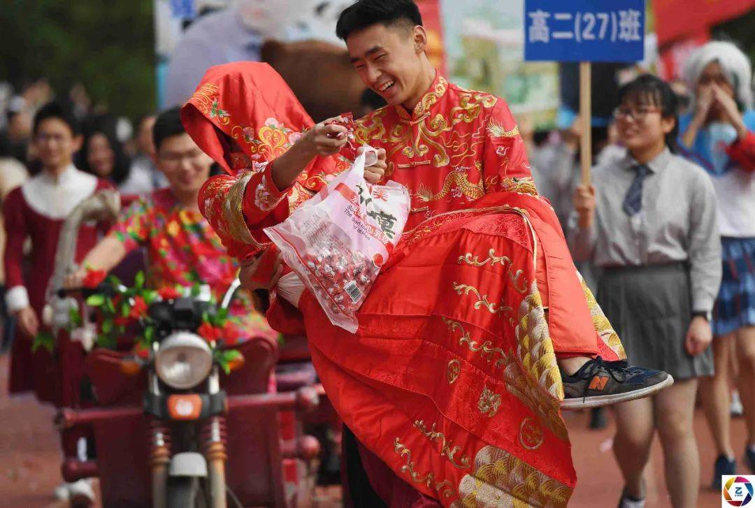 入场式|学不好去当外卖小哥？运动会入场式学生穿“奇装异服”，笑声不断