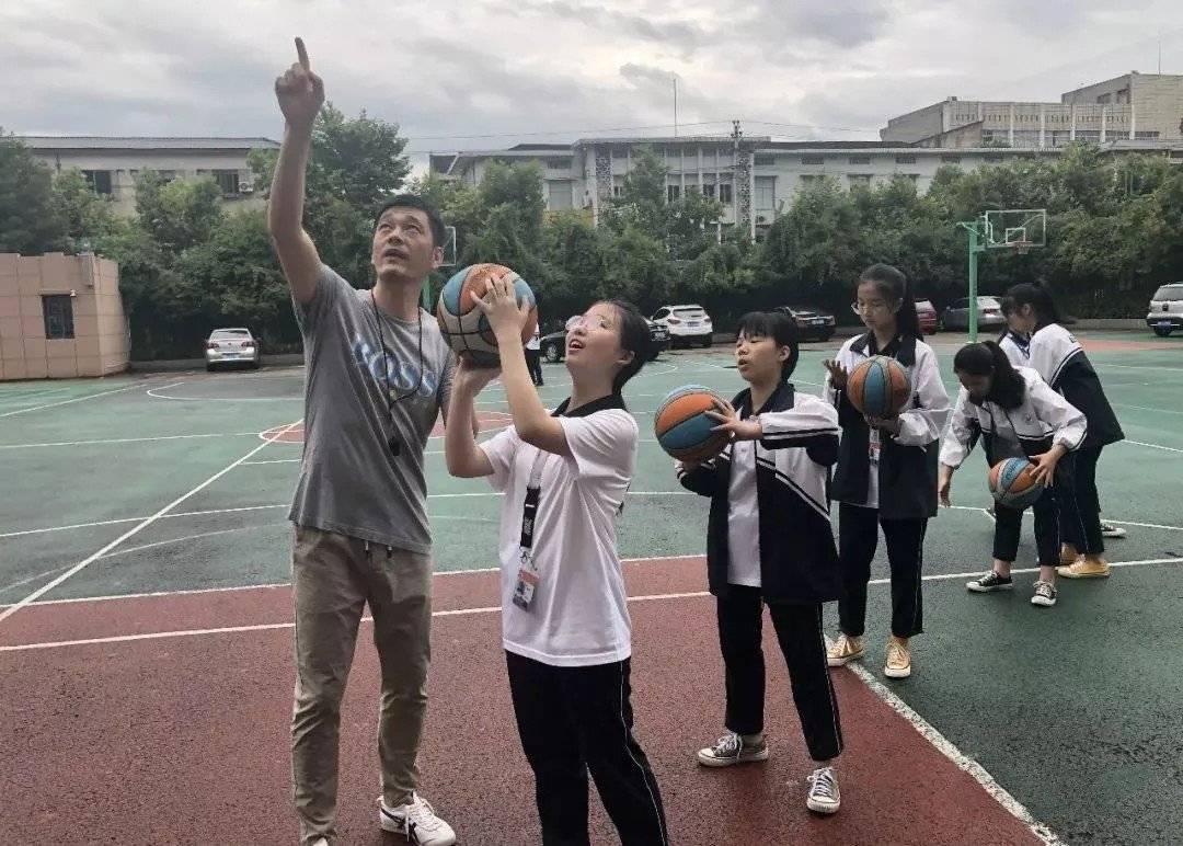 怎么当学校的体育老师 de776a0e08d64f62b0bc7deb05205fed.jpeg