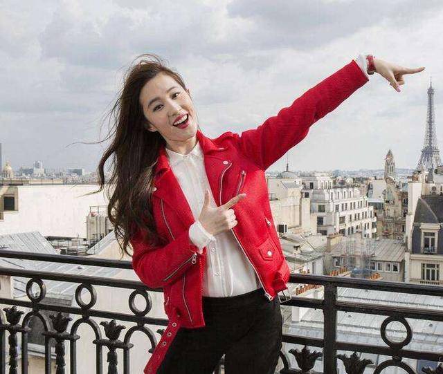 刘亦菲|刘亦菲这次造型突破真大！一袭粉绿撞色连衣裙，视觉冲击力太强