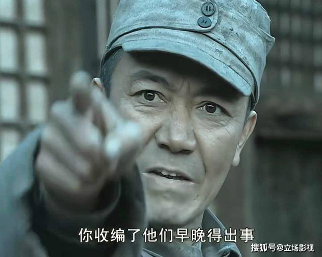 《亮剑》17集,和尚送信途中被土匪劫道,意外中埋伏被杀害.