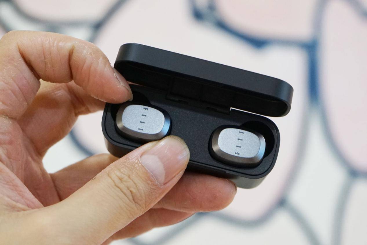 Lite|打工人不哭！买FIIL这款真无线耳机感觉花得很值！