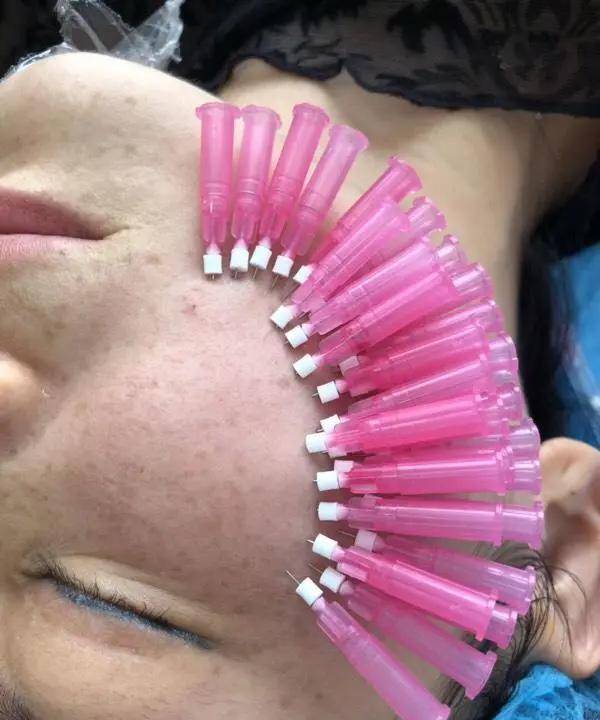 老脸|金晨谈恋爱也太尴尬了！节目组卖力撮合个寂寞……这张不老脸就能胡作非为吗？