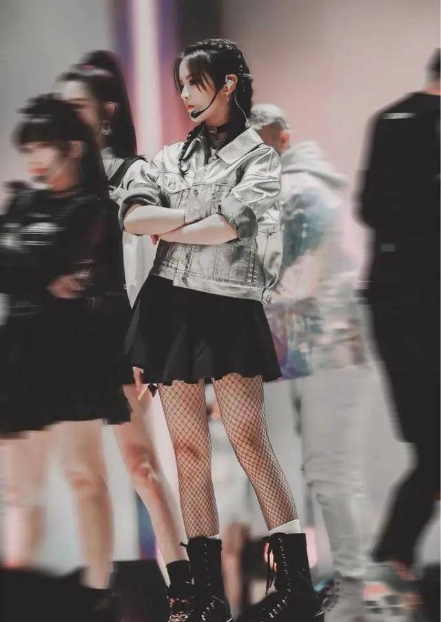 唐嫣|宋茜cos小丑女又被嘲，杨幂唐嫣也曾因此翻车，双马尾太难驾驭