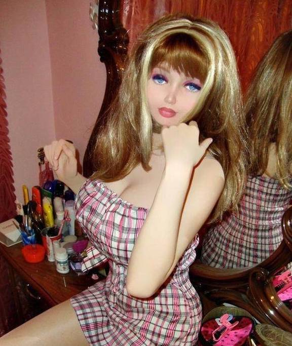 女孩|乌克兰出现“真人版芭比”，本人自称从未整过容