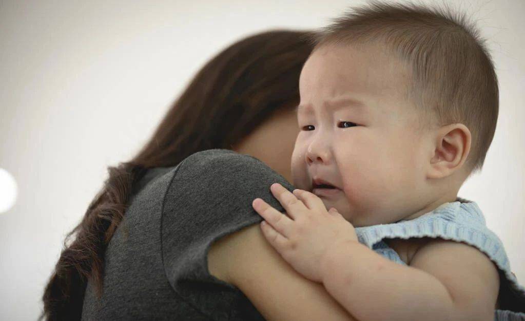 时候|新生儿不分昼夜哭闹，什么时候才会变乖呢？