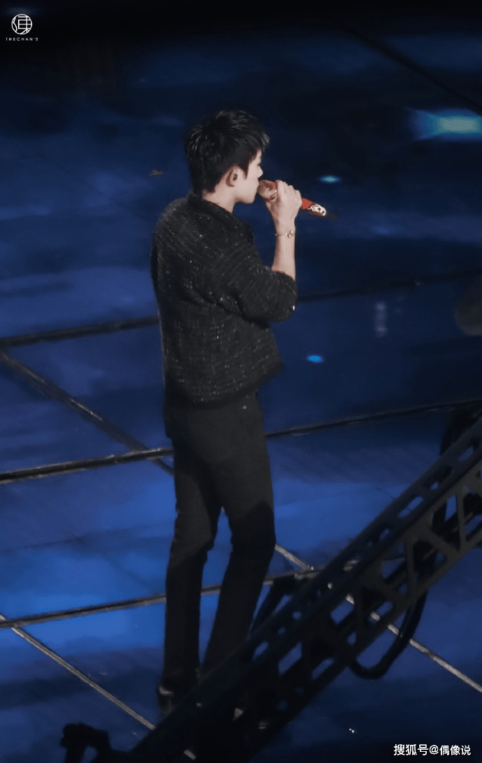 皮鞋|易烊千玺新造型挑染白色刘海！穿着尖头皮鞋唱新歌，气质大变！