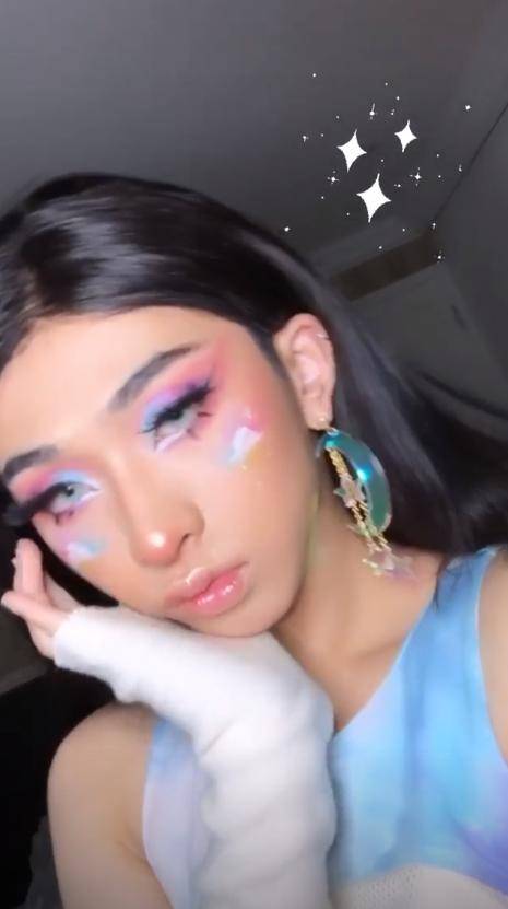 蓝粉|伊能静之子再穿女装，蓝粉眼影配银色丸子头，戴美瞳穿吊带超精致