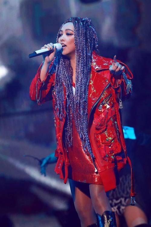 大腿|张惠妹玩下衣失踪，一双加粗版的大腿配上一双恨天高，画风辣眼睛