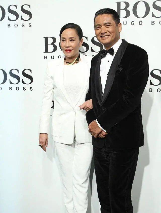 项链|周润发老婆太贵气！拼接开叉裙搭金银项链，优雅又时髦