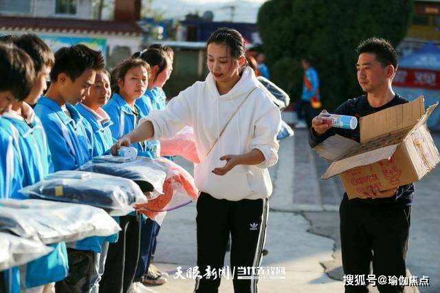 校园瑜伽:贵州省毕节市黔西县雨朵中学开展瑜伽文化进校园活动