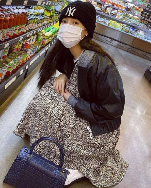 服装|韩国女星穿衣底线在哪？泫雅穿“巴掌大”上衣出门，不怕被人看