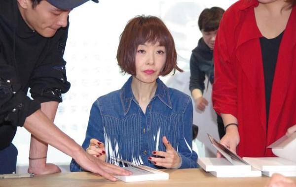 服装|鲁豫可别瘦了，都已经50岁了，穿裙子空空荡荡显的不太健康