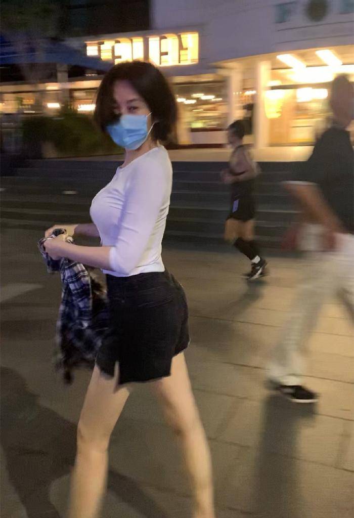 许晴|许晴剪萝莉短发装清纯，51岁状态还很年轻，形体如此优雅！