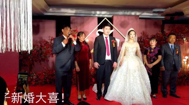 大衣哥之子朱之文,新婚火速转战直播带货,是儿媳早有?