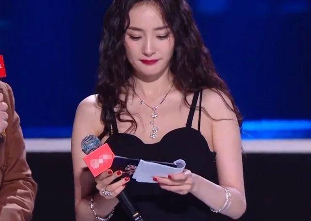 女星上镜全身涂粉? 杨幂伸手比v时, 看清腋窝, 这肤色