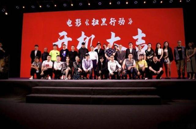 袁咏仪素颜现身奢侈品店，张智霖一旁乖巧坐等