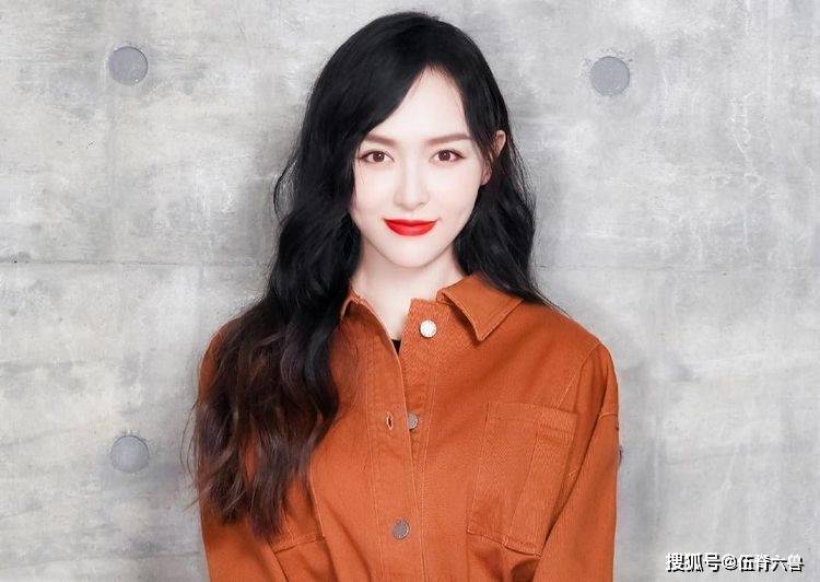 唐嫣晒女儿看《燕云台》照片,宝宝小肉手出镜,比OK手势超可爱