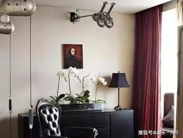 带你看看胡兵的豪宅,不愧是首席男模,客厅沙发都是用来放西装的
