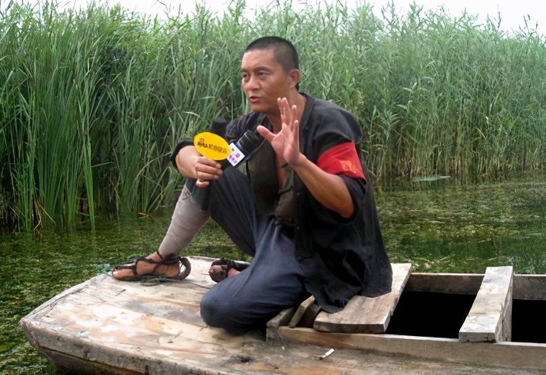 硬汉常戎,挥拳喝退老外救美,娶个媳妇小18岁_张远