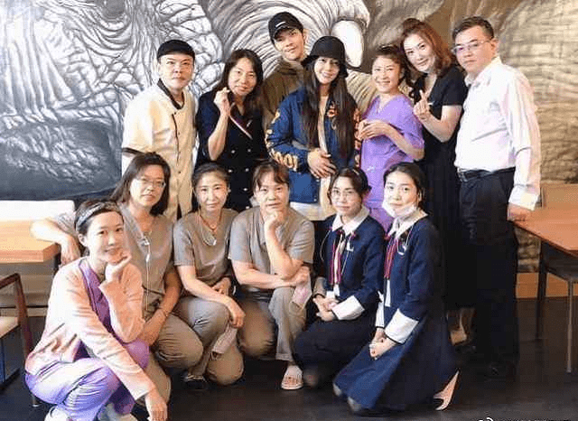 皮肤|郭碧婷产后首照，素颜不蜡黄又白回来了，坐月子这么多人伺候！