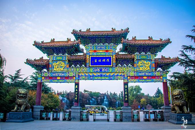 河南郑州有一座文化园，乘坐火车都能看到，这里有黄河人文的变迁_炎黄二帝像